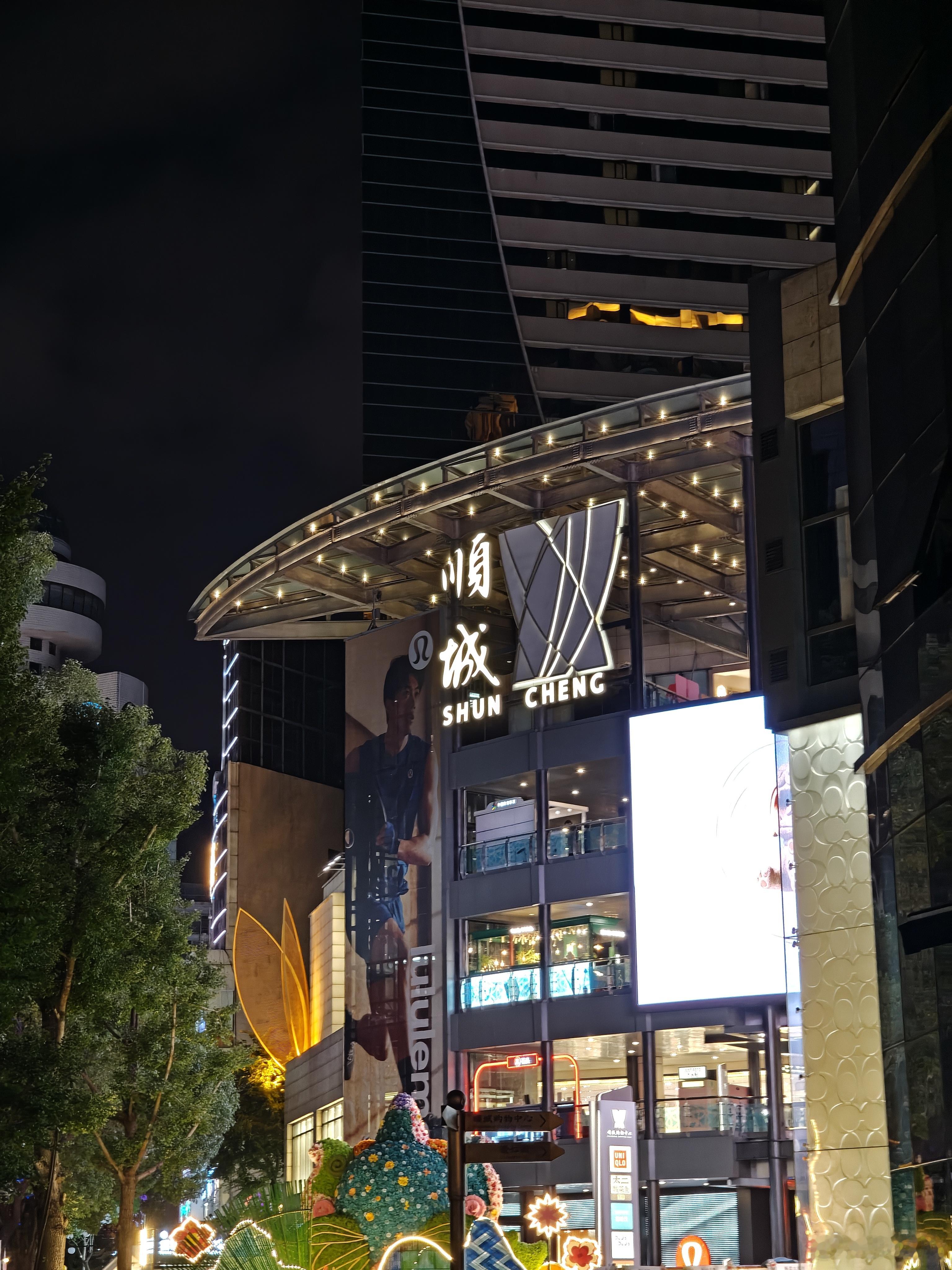 来这个地方买双跑步的鞋子此刻22点14分昆明的街头帅哥美女真的超级多尤其是美女 