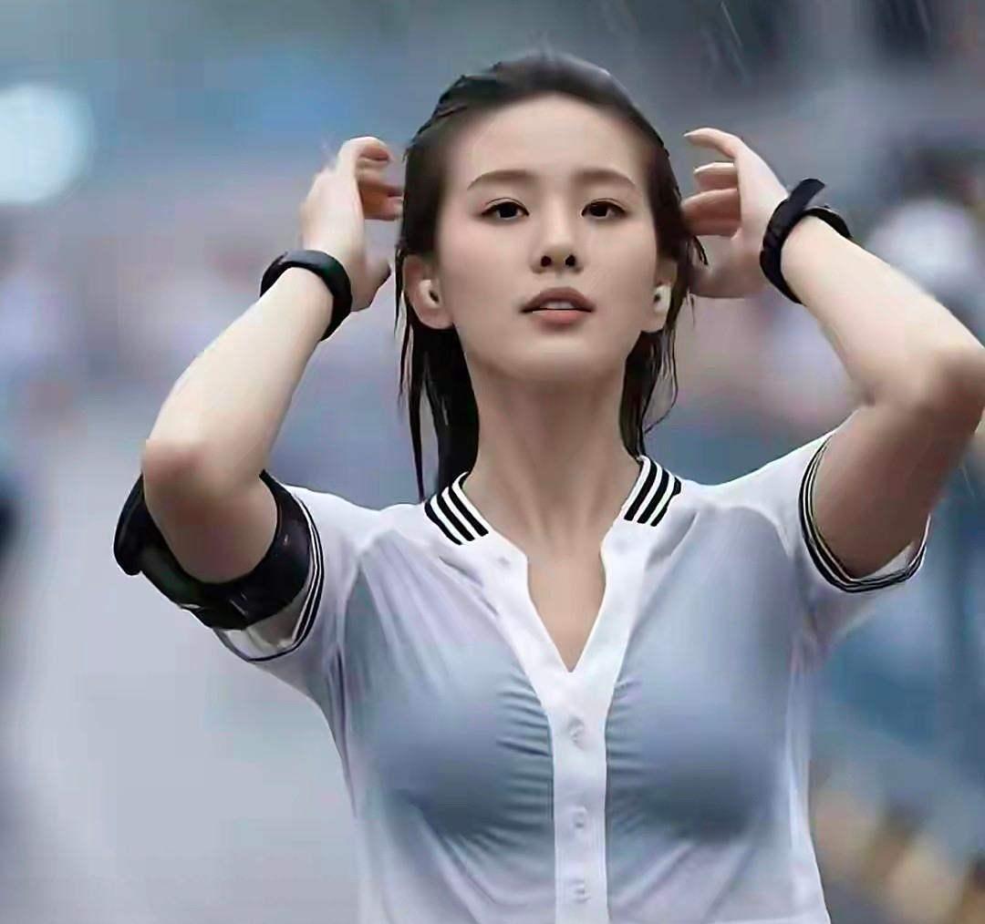 刘诗诗刚在巴黎时装周走完红毯，台媒就拍到吴奇隆牵着步步去横店探班。
八年了，探