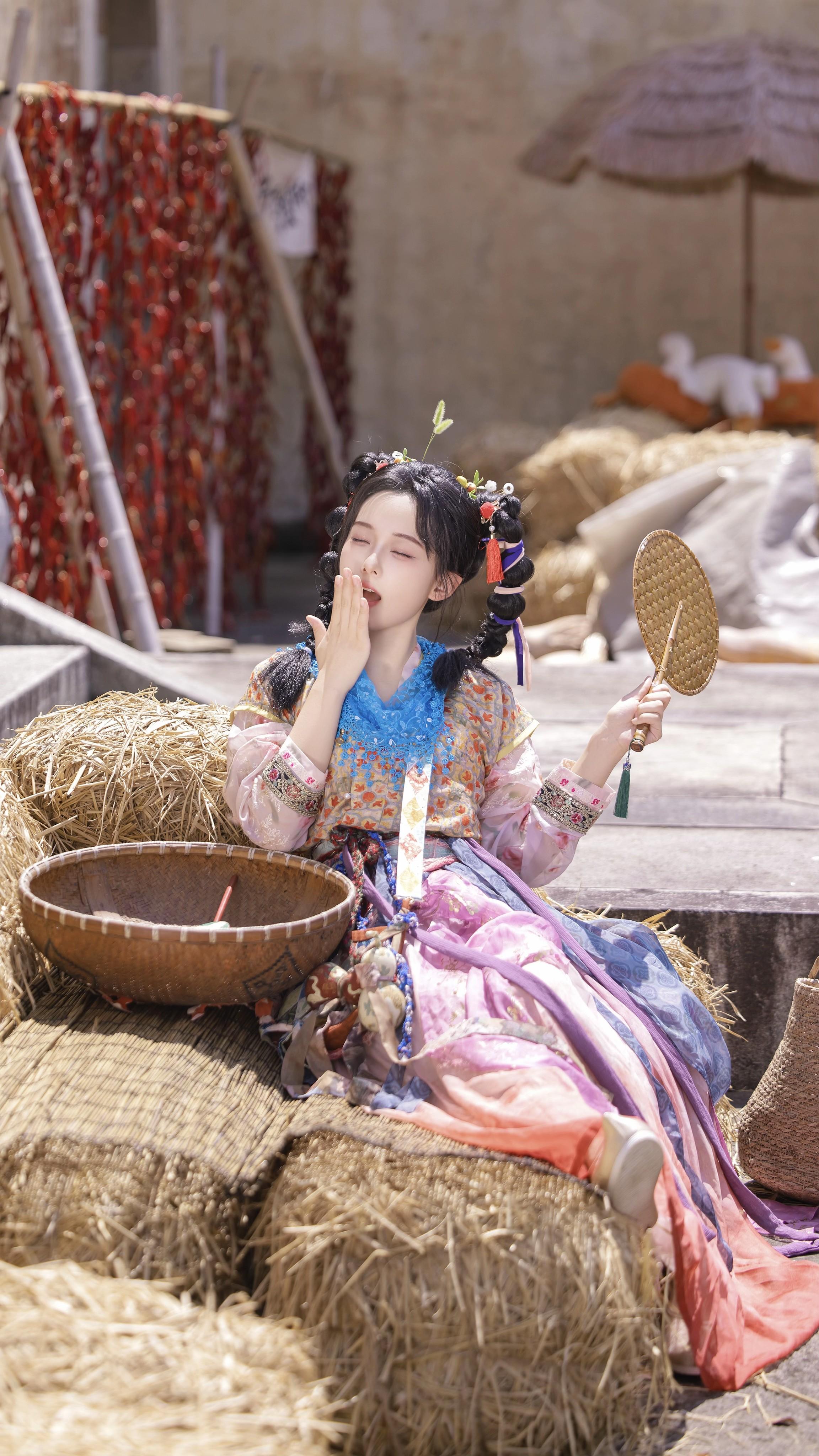 “晒秋”打个哈欠偷个懒 出镜  妆造
