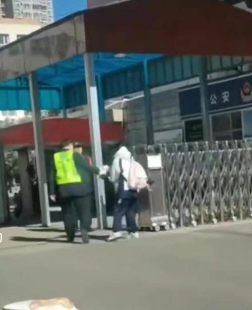 上联：世路虽崎岖，何妨留一步与人方便；
下联：世事本艰辛，怎不搭把手帮人纾困。