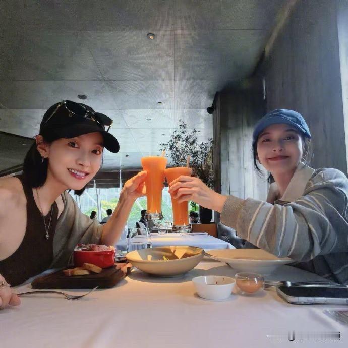 ❤️宋茜与张佳宁惬意约会聚餐，自在松弛的闺蜜氛围感拉满，美食相伴、好友闲谈，简单