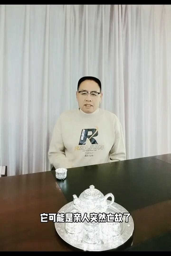 突然的强烈刺激可致心理失常。
大家都知道如果头部突然被打了一闷棍肯定会受伤。人的