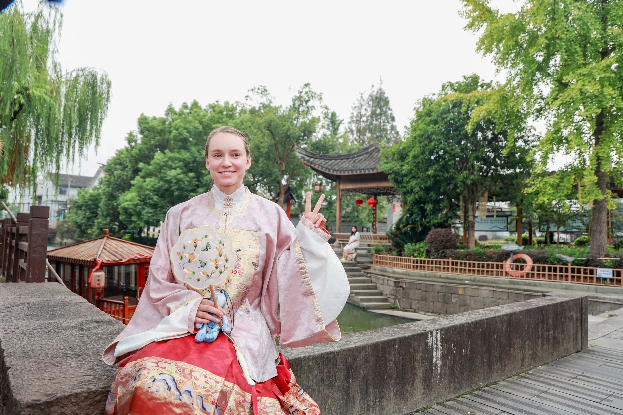 我每次看到这张莱巴金娜去年在宁波的图，就在想如果背景里那位远处的小姐姐也是网球迷