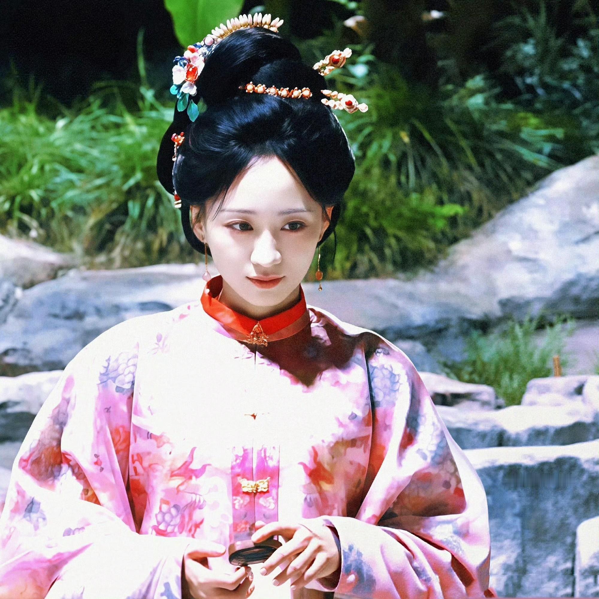 黄婷婷方回应被换角 黄婷婷方回应《万花世界》被换角，“针对网传消息，婷婷尽心尽力