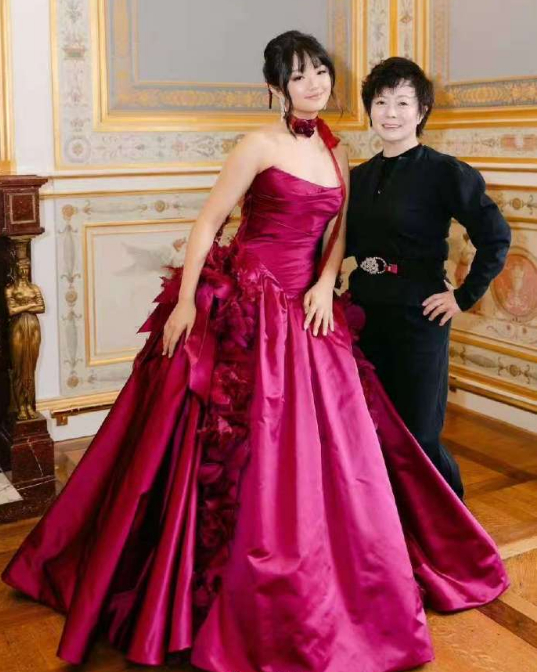 今年“Le Bal des Débutantes”巴黎名媛舞会上，两位华人女孩亮