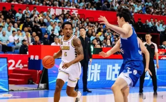 青岛队85:83战胜浙江，大比分2：1领先，为什么出现这种情况：
1、王博就是只