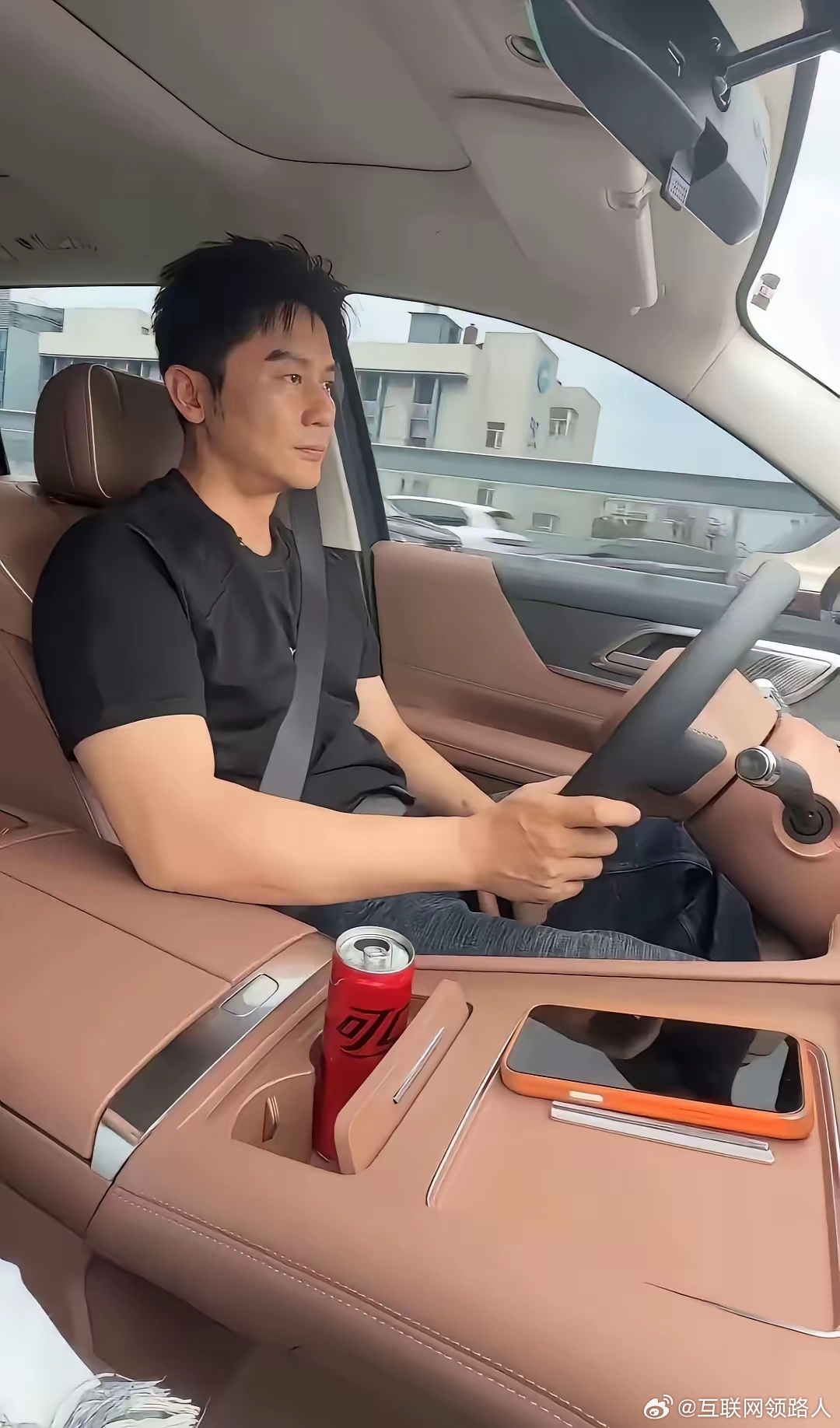 李晨的这个车，单看内饰就透着档次，想必是顶配无疑了！