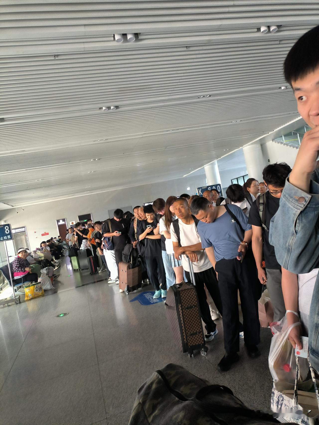这是动车车站，不是高铁站。没想到火车站的人那么多。不少年轻人背做背包，拖着皮箱。