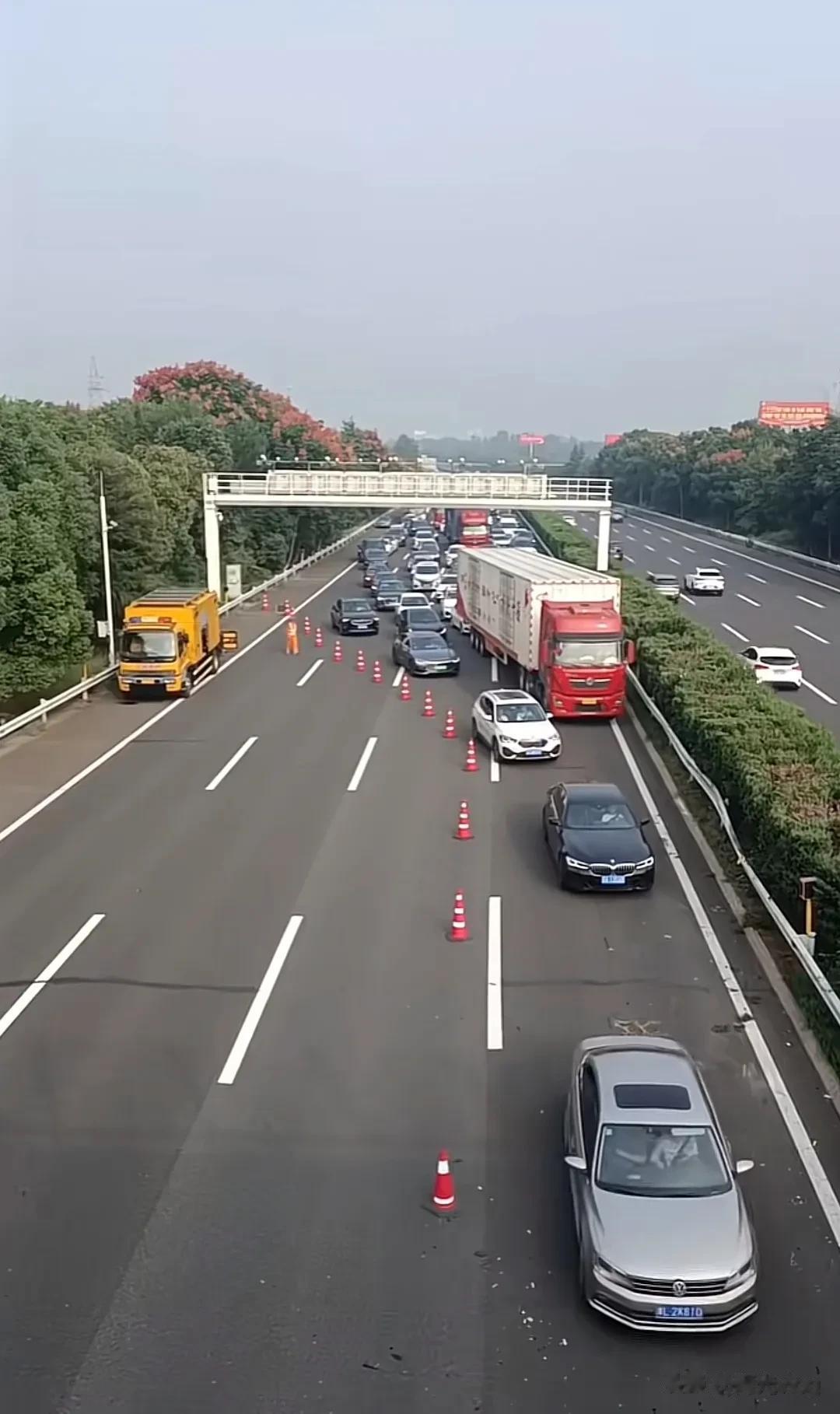 高速堵车的第一辆车在干啥？这能不堵才怪了[捂脸]。