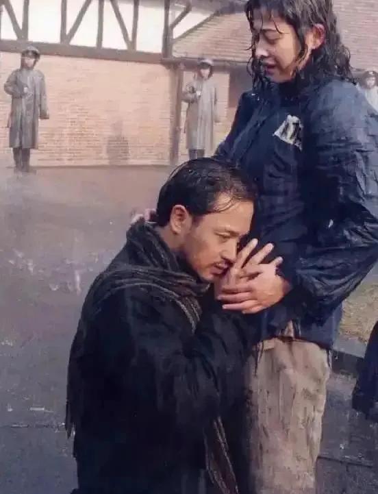 梅婷和张国荣拍《红色恋人》时，哥哥送了她一副墨镜，梅婷就带回去给同学们看，室友章