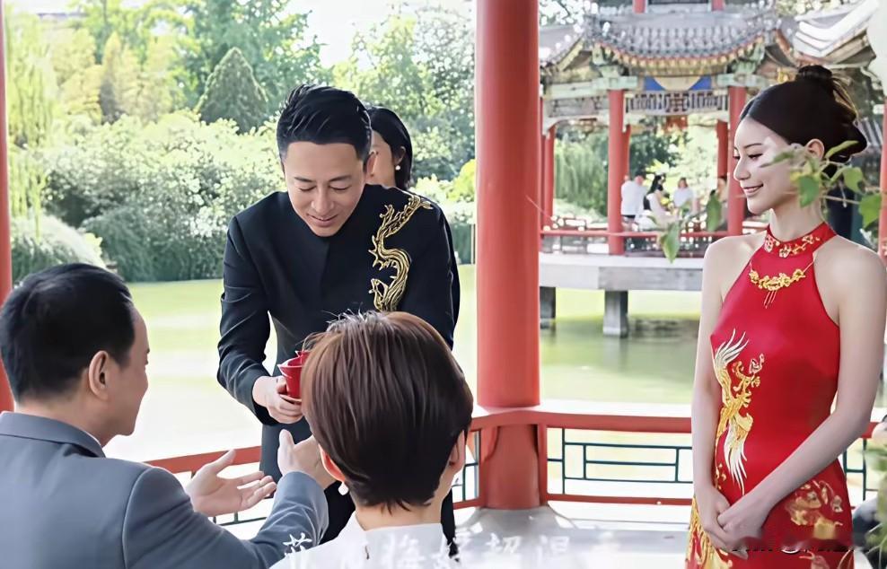 不是一直说汪小菲和马筱梅要举行一场中式婚礼吗？看了他们的婚礼片段后，顿然觉得：一