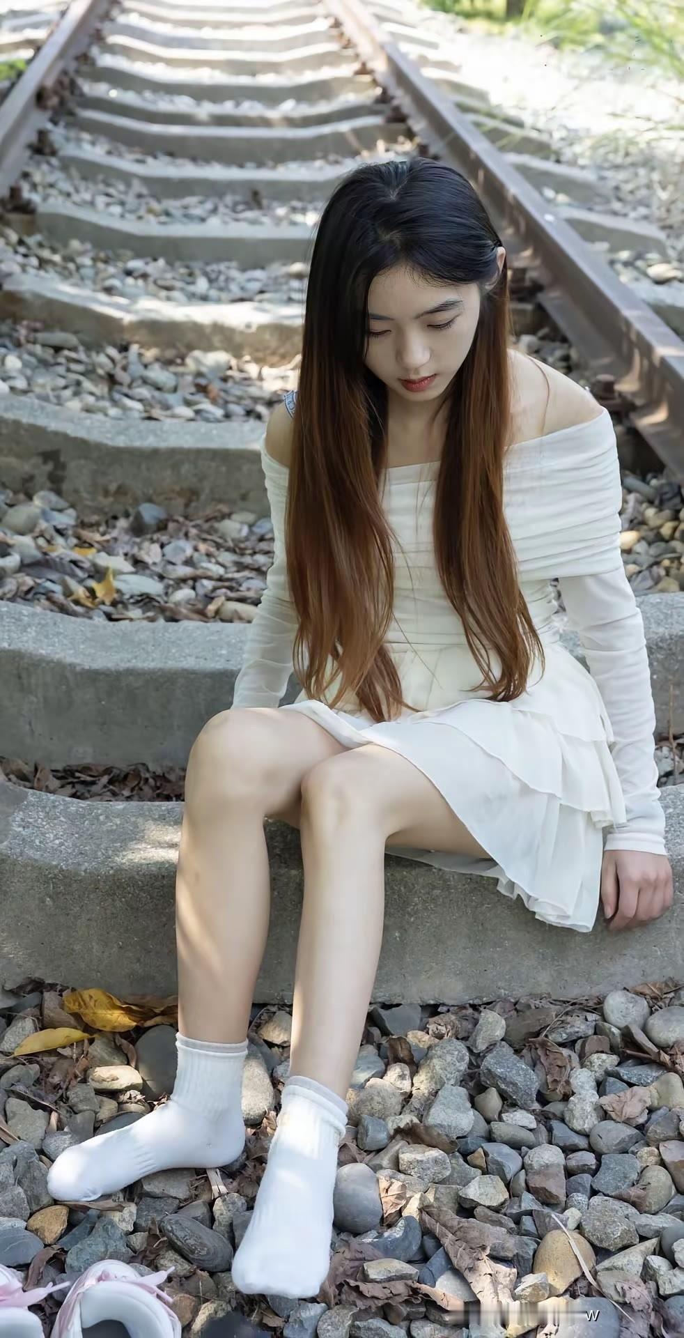 静谧的周末，少女坐在铁轨旁，思绪飘远。时尚穿搭 极品美女 大长腿 日常分享
