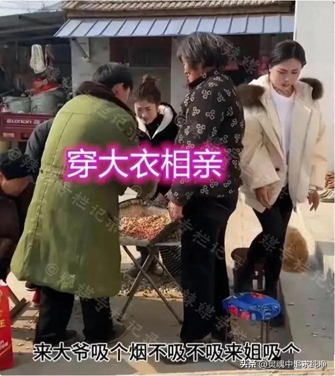 河南一小伙相亲，穿个军大衣，骑个破自行车就去了，网友都笑他，这打扮谁能看上啊。