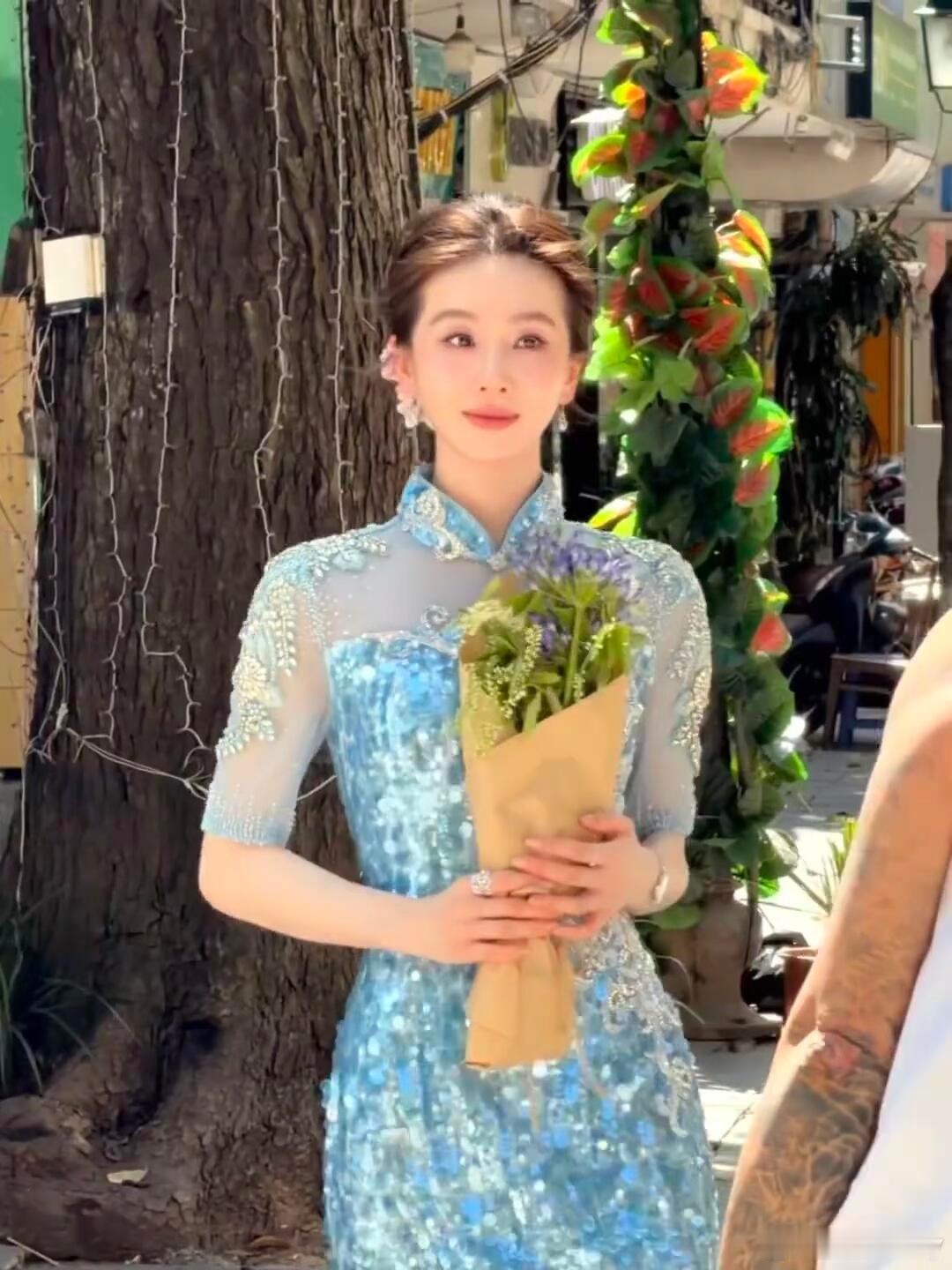 刘诗诗这波直接美到红温  桃花妆封神出圈高温线下活动状态依旧能打，清透氛围感直接