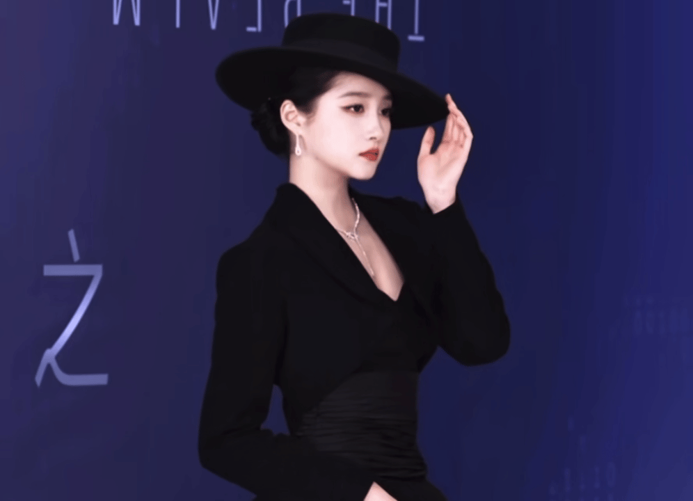 建议以后多安排这种造型👒关晓彤第一次在红毯戴帽子