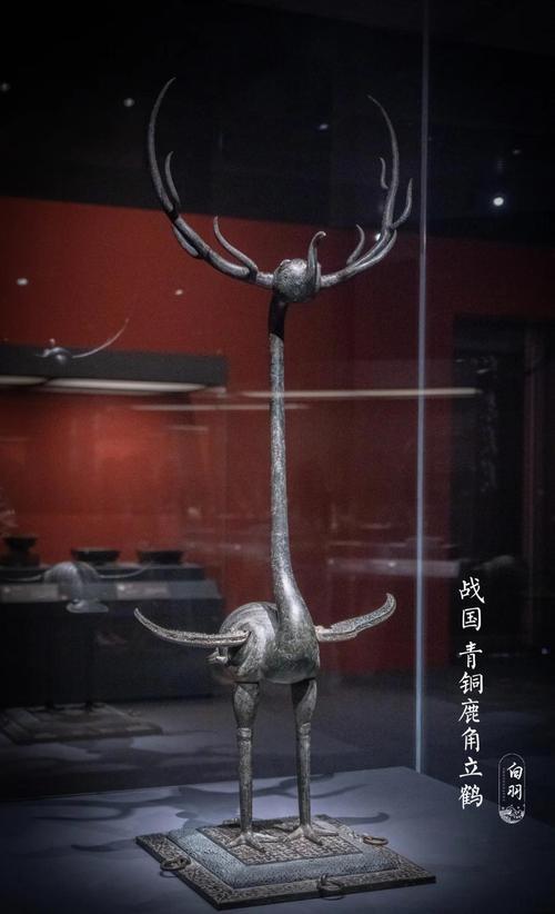 凤图腾精神内核：凤凰是曾楚文化的核心图腾，大量青铜器、漆器上的灵动凤鸟形象，承载