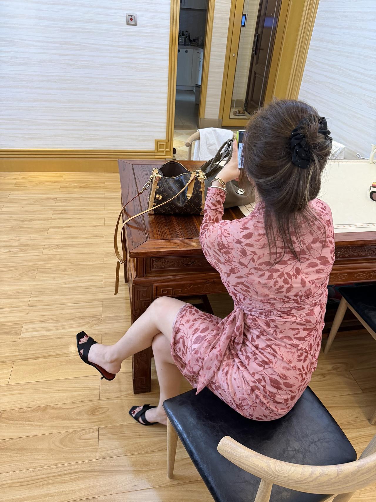 穿搭是取悦自己 高跟鞋与碎花裙 御姐ootd穿搭 拿捏精致感ootd 女性穿搭o