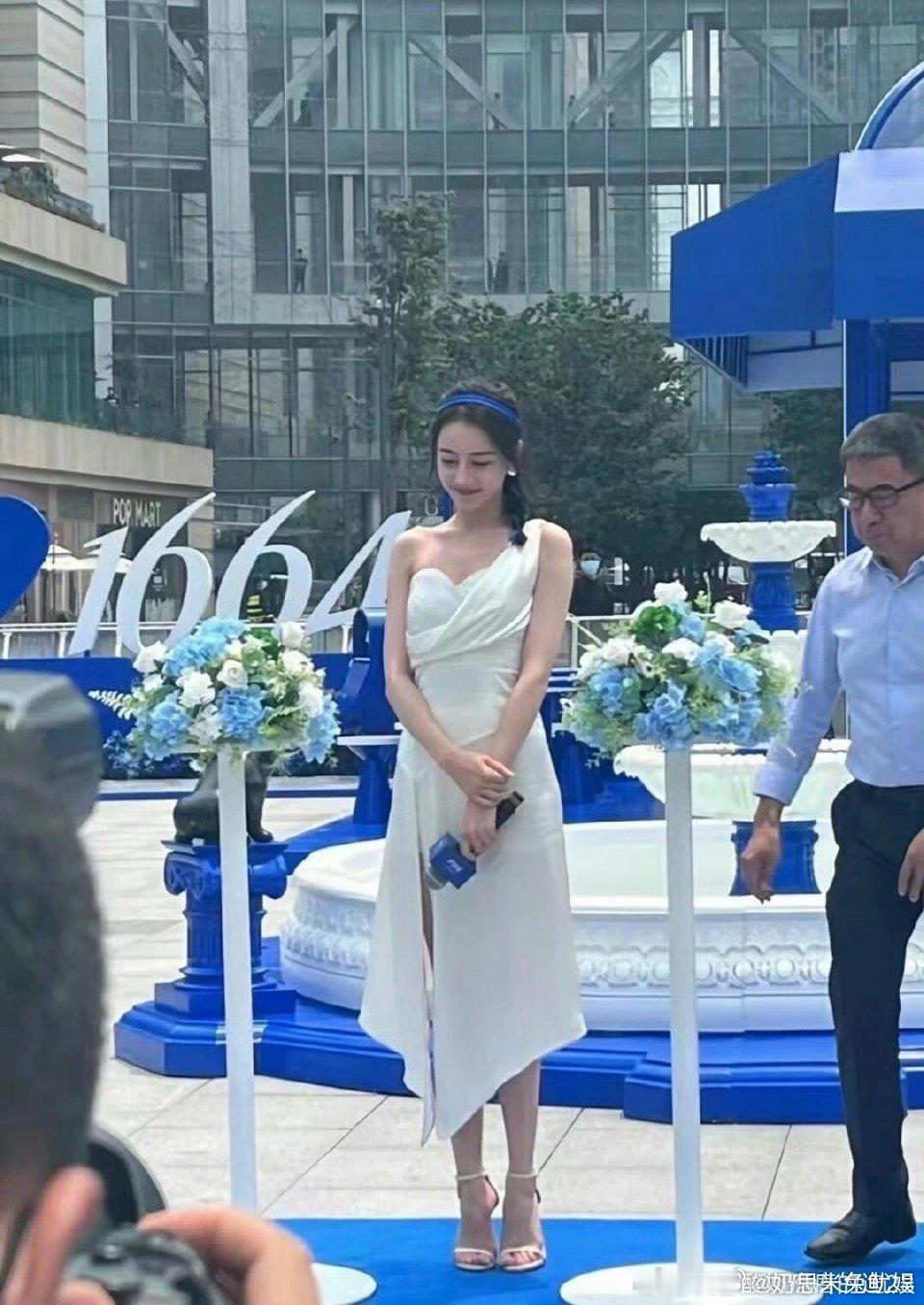迪丽热巴不愧是女星中的顶流，这样的线下状态确实很顶 ​​​