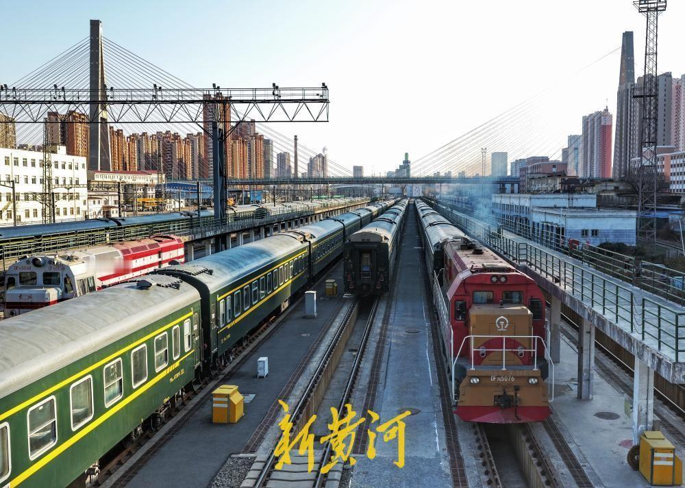 站场里的调车人：默默地“穿针引线”，保障春运列车安全出发与到达！在火车站外，有一