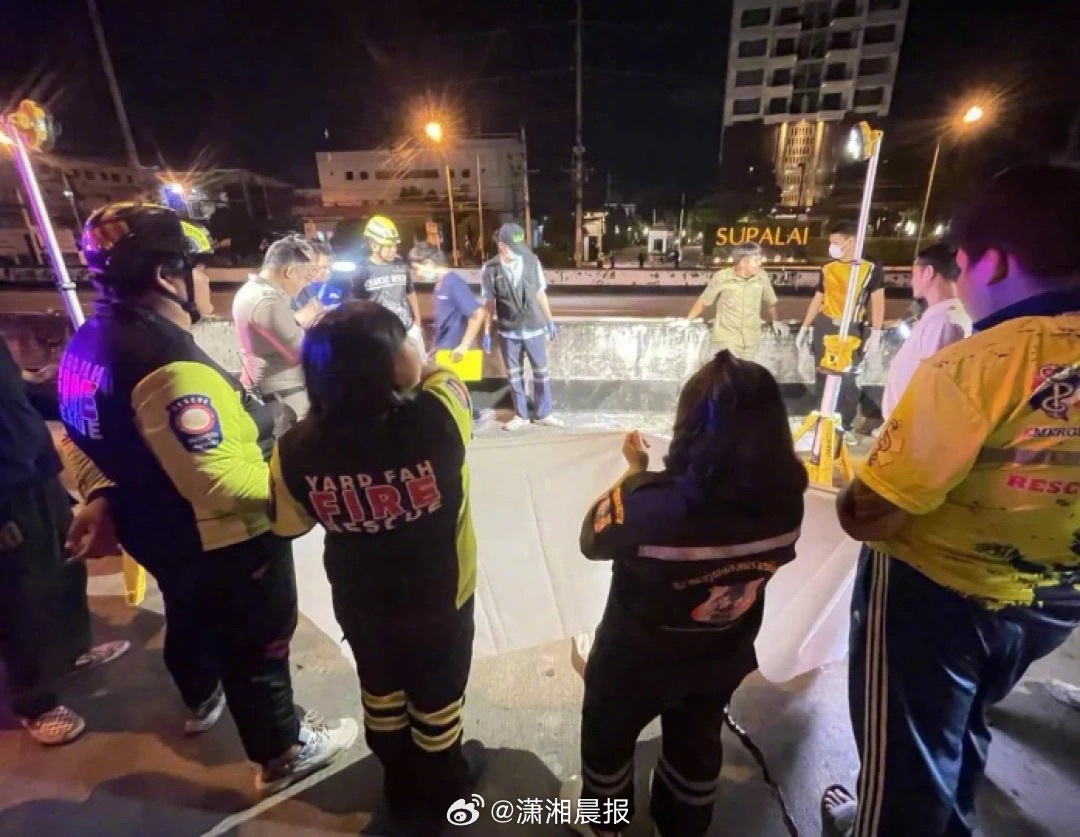 【#英国男子在泰国骑摩托被三辆车撞死#】近日，一名英国男子凌晨在泰国骑摩托，不幸