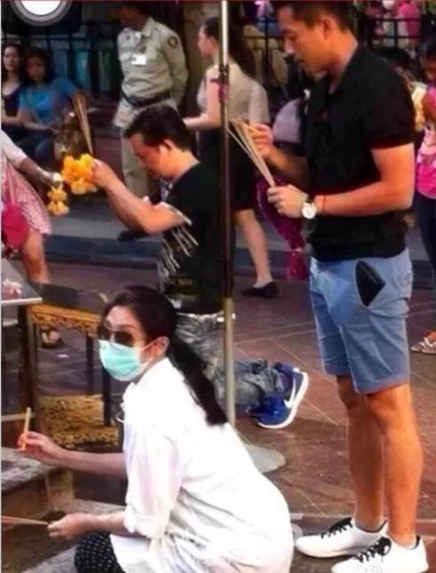 大S生前和汪小菲一起烧香拜佛，她是忘记了求佛许她长命百岁了吗？又或者她曾在佛前许