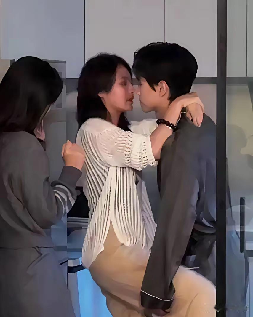 现在短剧的女导演真敬业，
看到男主是个帅哥，
居然亲自指导感情戏，
都说男女授受