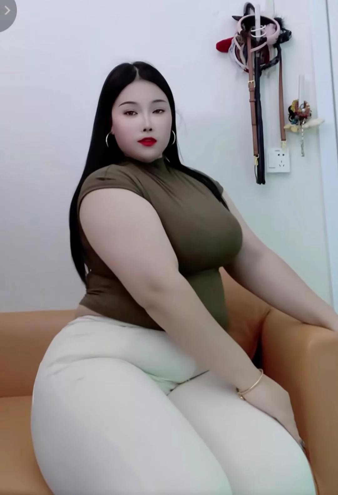 分享：胖身材的美女就是耐看，美女中的天花板。
（转载：东方艺术文化）