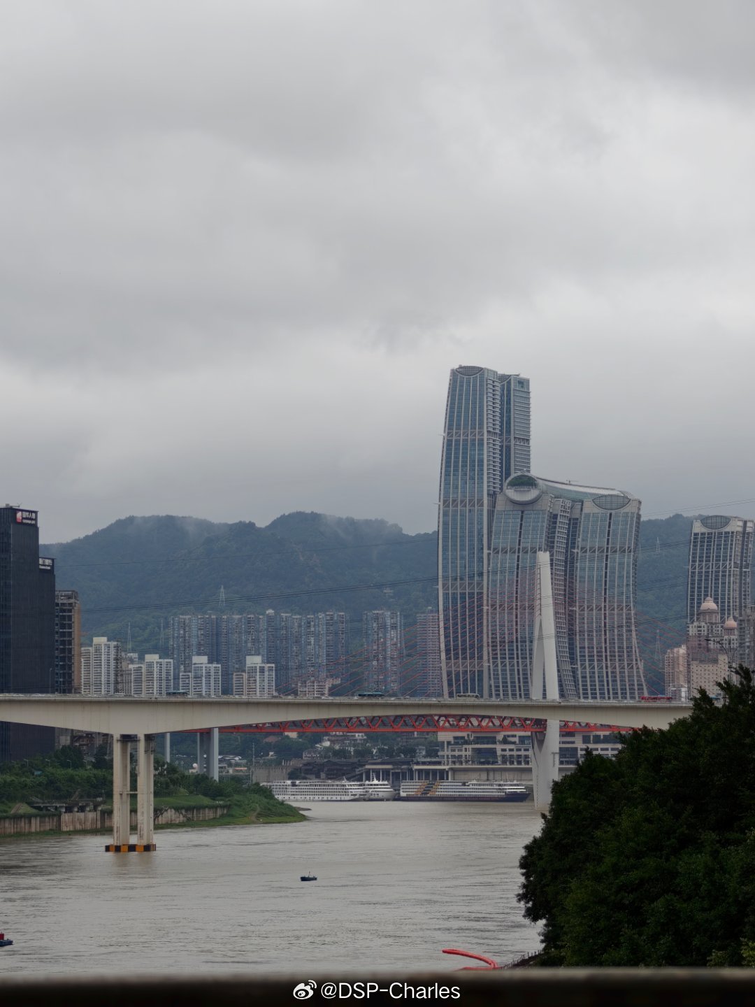 去年这个时间来重庆热得要死今年是又冷又湿，到处都是水