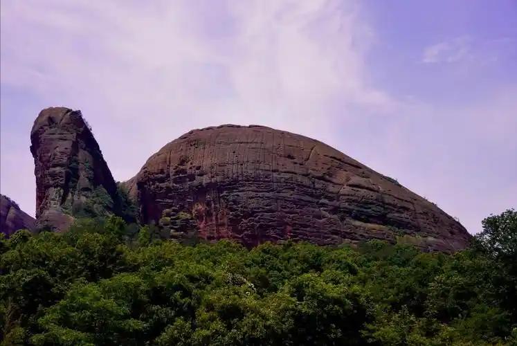 辽宁有座山村，村里山上常年寸草不生，专家：因为山下埋着大将军

这座山村是辽宁省