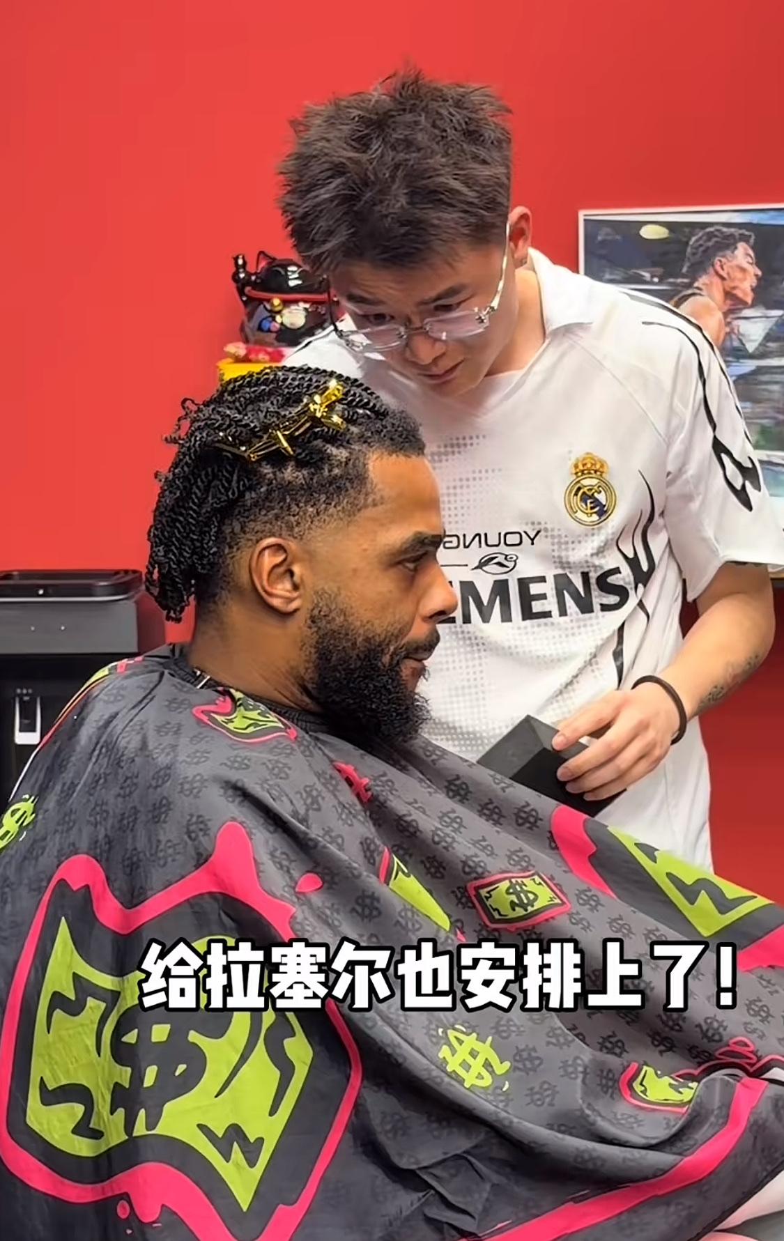 上海男篮外援拉塞尔体验国内纯正美式理发，李弘权、李添荣等球员也是这家店的老顾客。