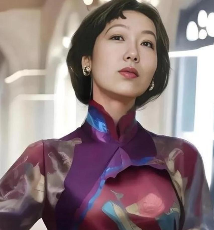 1938年，张爱玲40岁的父亲趁妻子熟睡，偷偷摸进18岁女儿的卧室。看见张爱玲昏