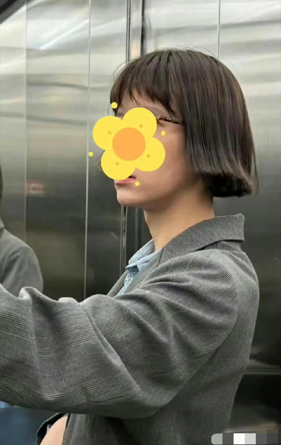 一女子花三位数剪的头￼