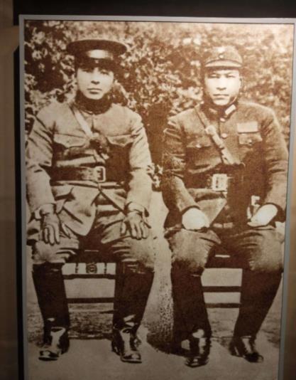 其实少帅这个人还是很厉害的，西安事变时，他把蒋介石的侍卫基本全部杀光了，就连蒋介