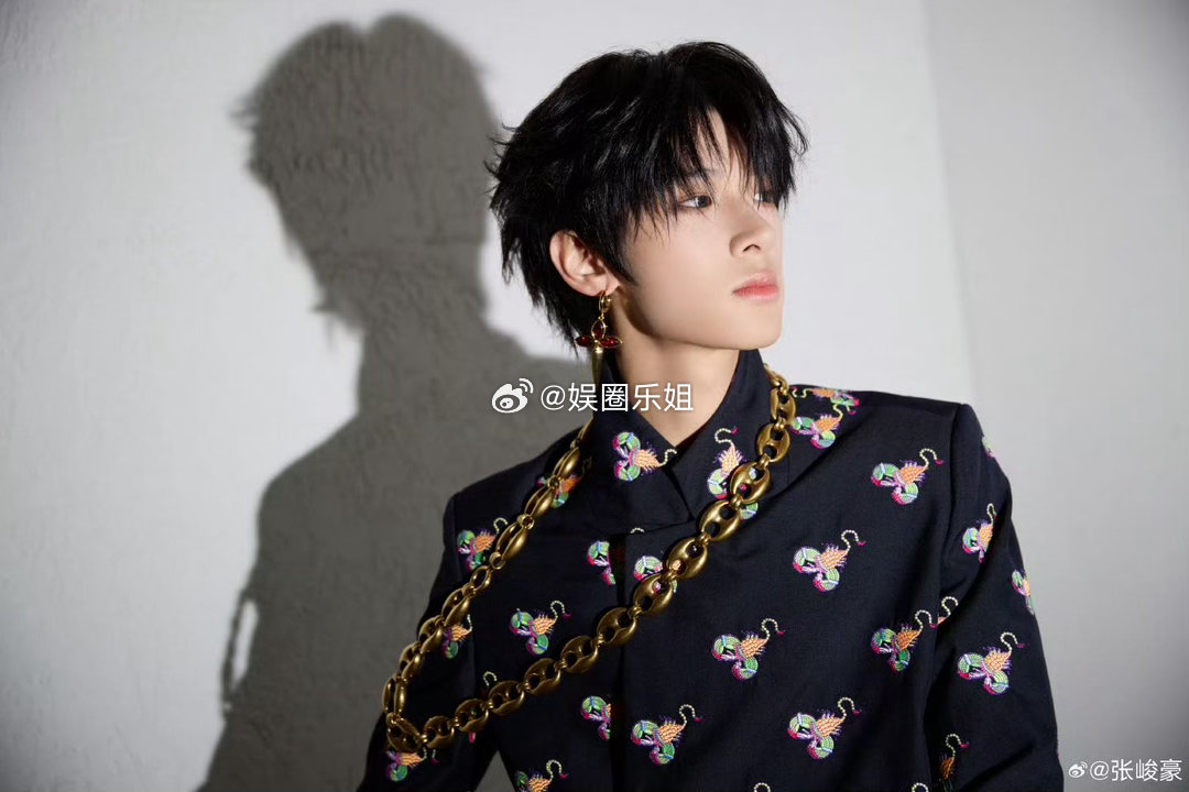 张峻豪亮相上城士非遗巡游展，身穿SANKUANZ 2026春夏系列蝎子印花长袍，