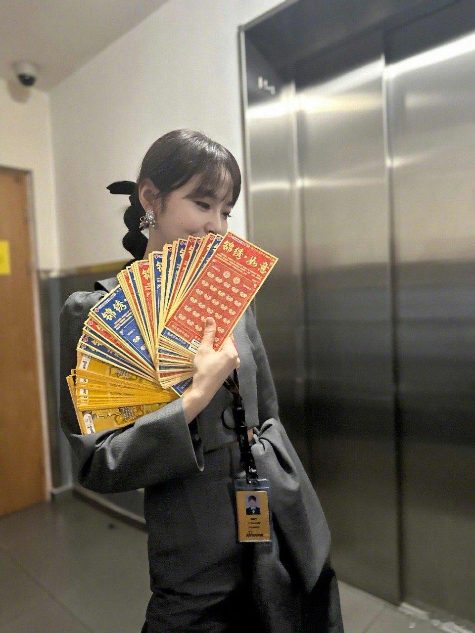 #内娱有自己的刮刮乐#这个世界果然是一个巨大的刮刮乐谁说只有在线下才能体验刮一刮