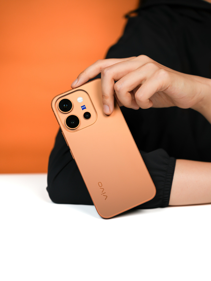 vivo X300 E日光橙揉碎晨间朝阳，把暖融融的天光凝作温润色彩。日光橙揉碎