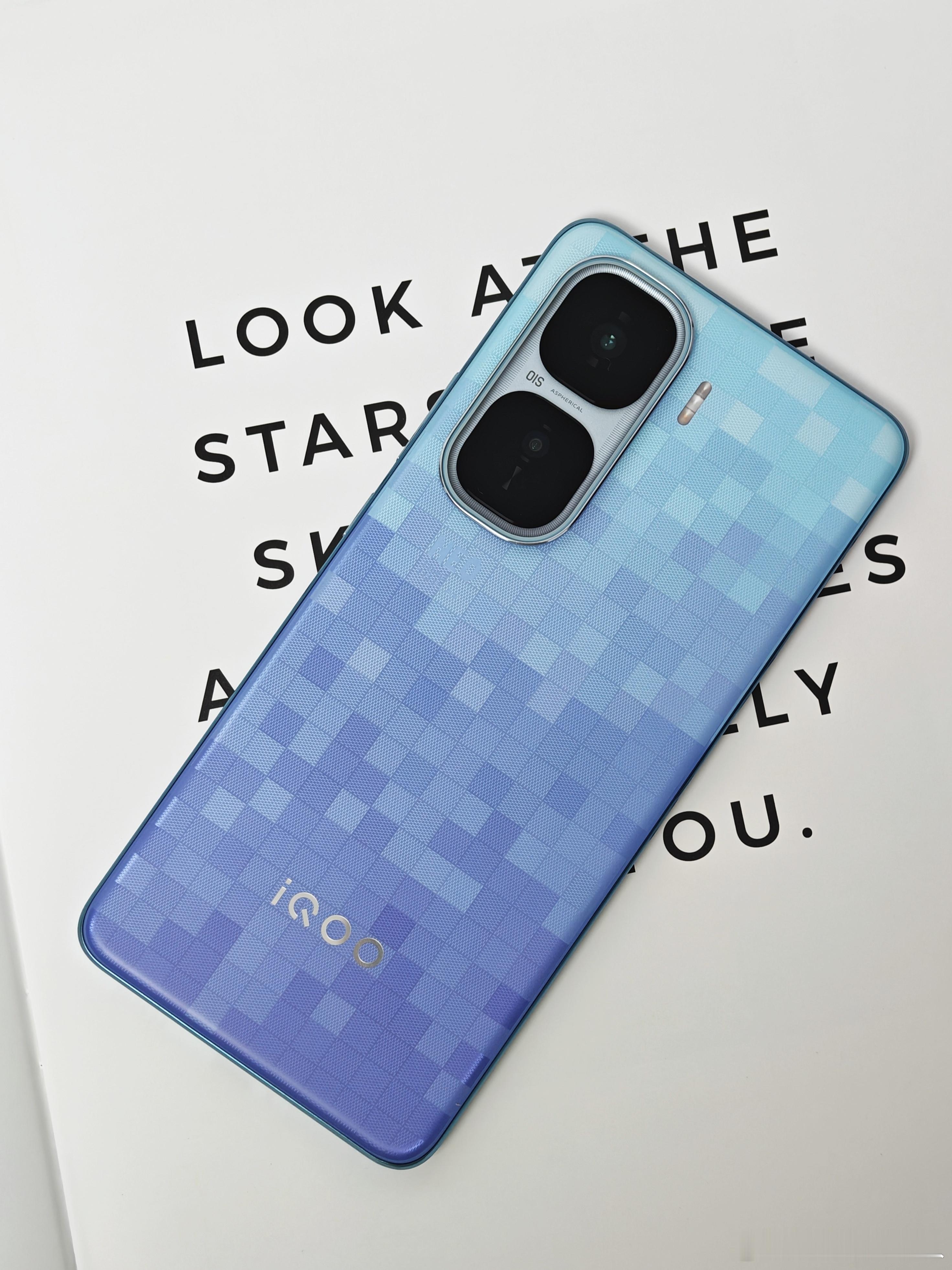 iQOO Neo10 Pro+超级像素外观太有特色了，辨识度很高，312块蓝冰像