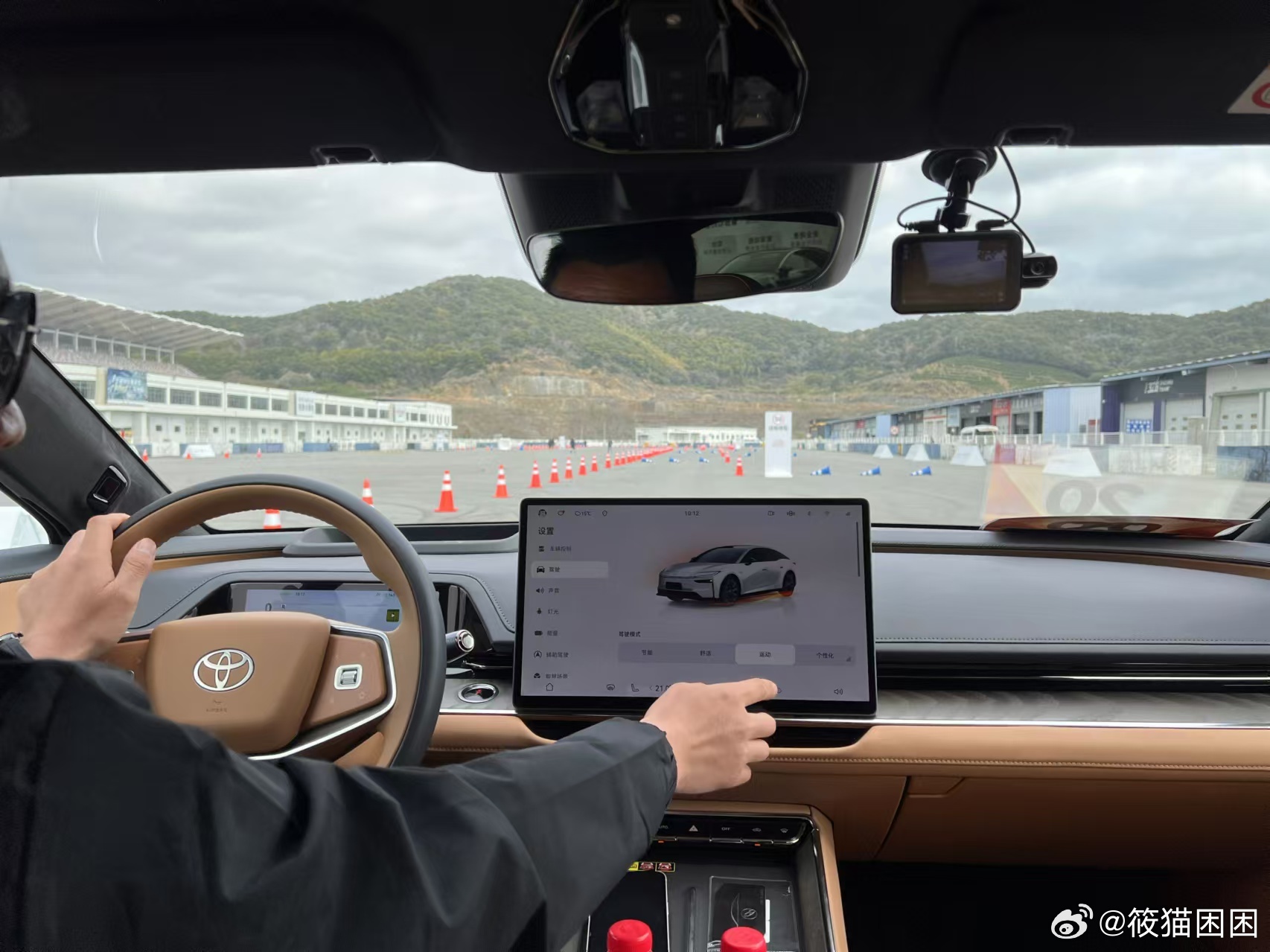 趋势判断型如果从行业发展来看，我觉得未来电车的竞争，一定会从“堆配置”转向“做体