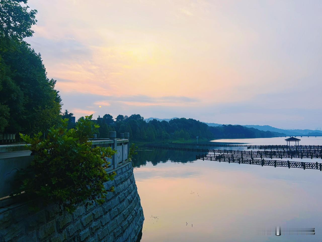 虽已近黄昏，夕阳却无限美，今日站在仙岭湖畔，真切体会这份动人景致。

暮色缓缓降