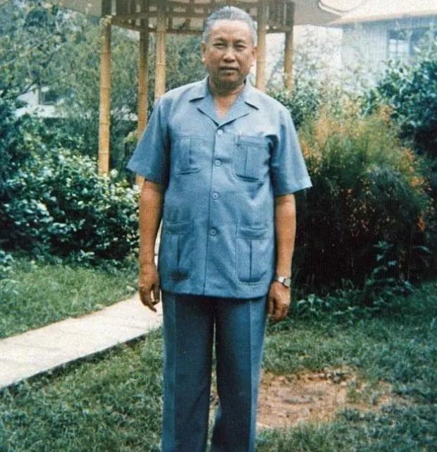 1998年4月，72岁的波尔布特病逝。弥留之际，他将妻女托付给了自己信任的秘书狄