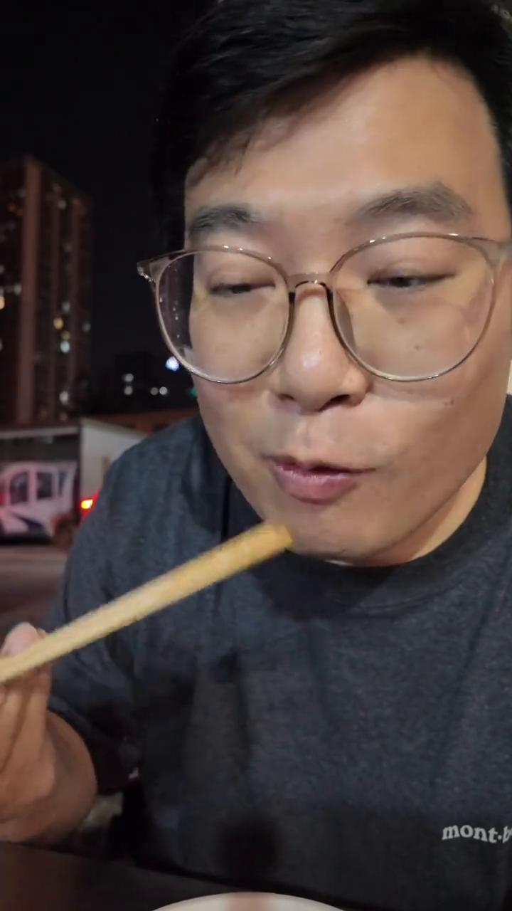 停车场喝酒。
兄弟们，停车场里边干烤肉，今天带着团队小伙伴来试试，看这酒怎么样。