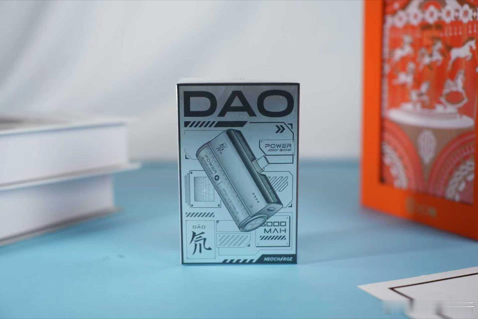 红魔的新年礼物，橙调礼盒配上浅蓝底，镂空旋转木马纹样精致到细节，红包套装的色彩美