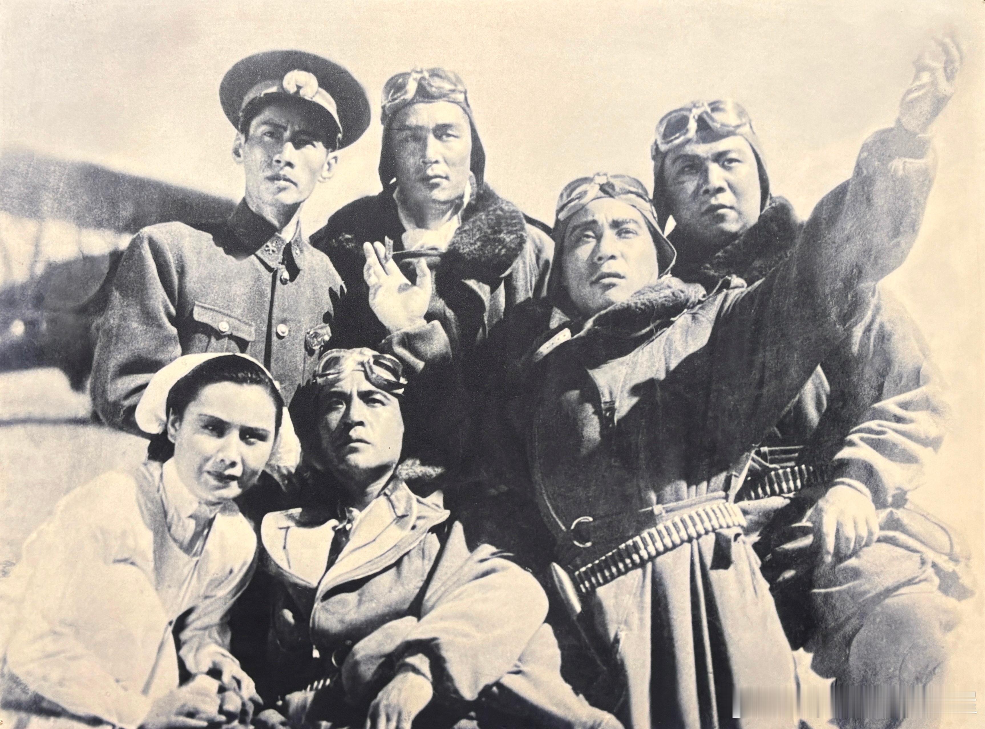 1940年电影《长空万里》剧照。前左起白杨饰演的女生白岚、高占非饰演的高飞、魏鹤