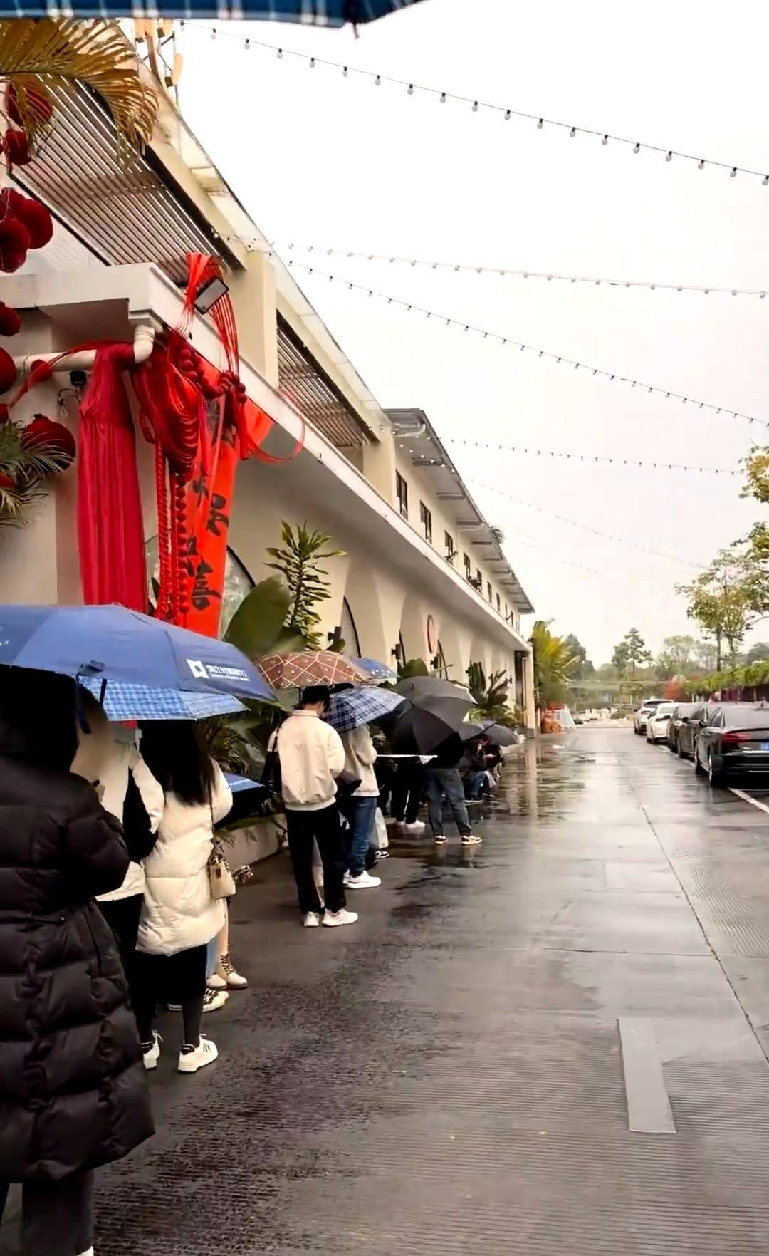 南宁西乡塘领证处，连下雨天都排着队，这场景有点意思——网上总刷到不想结婚，怕结婚