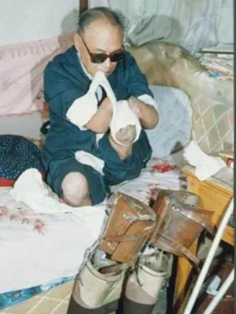 1950年，长津湖战役中，17岁的朱彦夫重伤昏迷，被美军补刀划开肚子，疼醒之后他