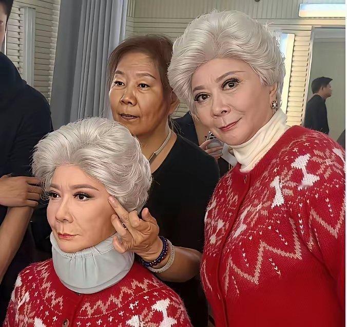 我有一个大胆的猜想，蔡明老师把自己的机器人搬回家，半夜看到会不会害怕？蔡明机器人