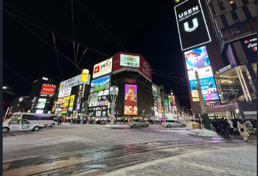 一名42岁港男在日本北海道涉嫌三次非礼少女，被当地警方拘捕。案情显示，该港男去年