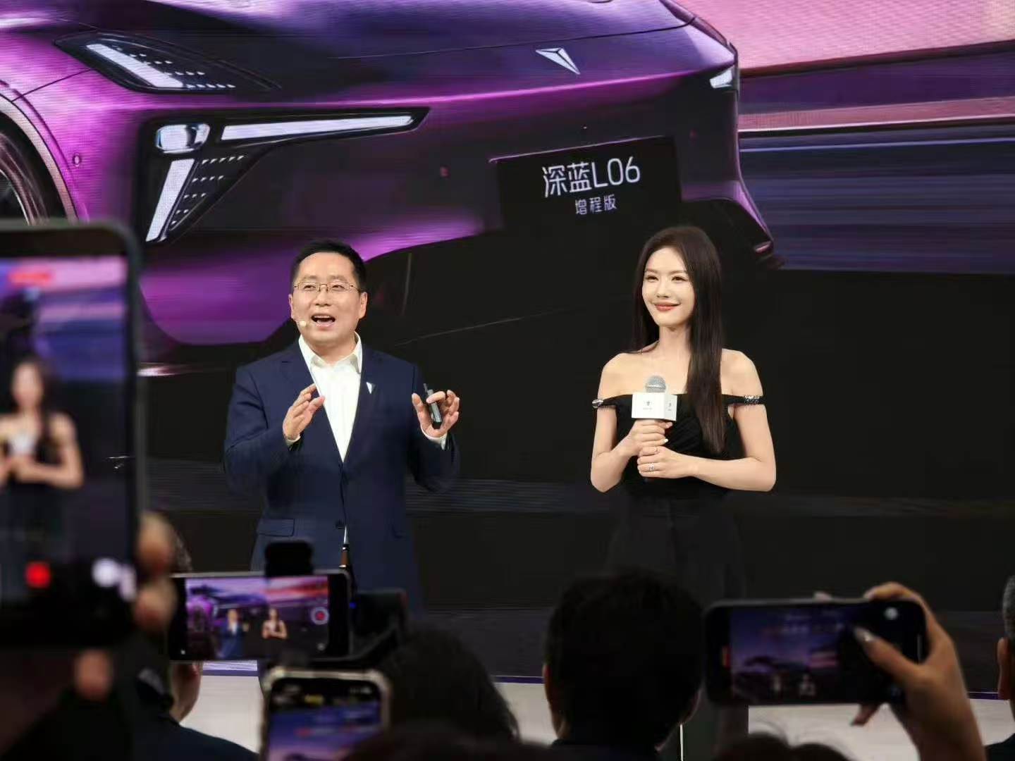北京车展刚开幕，我们就直奔深蓝展台，深蓝L06真的把年轻人的期待值拉满了！起售价