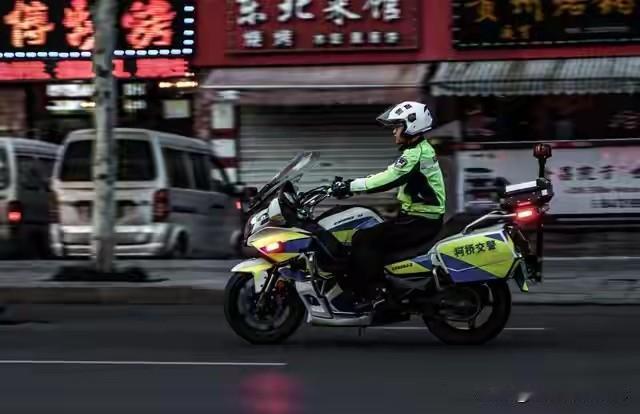 2026年5月，一摩友从内蒙骑往雅安，被交警拦下。因加装射灯等“小问题”，交警未