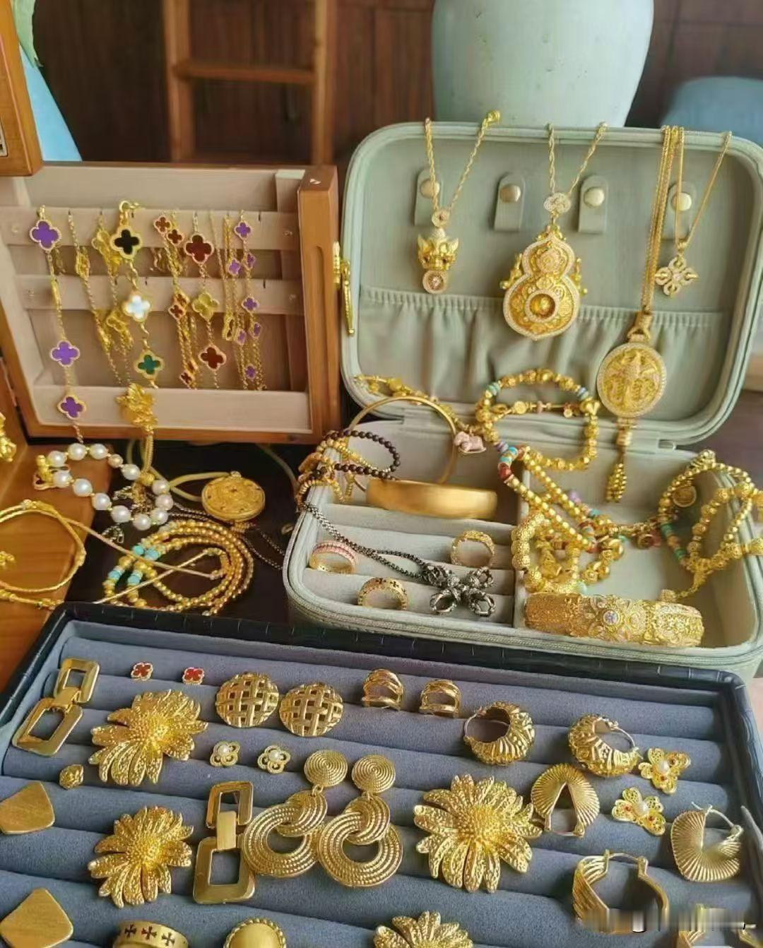 我们赤裸裸地来到这个世界，
转眼间，
也会赤裸裸地离开。
那么，
我为什么要白白